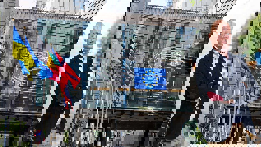 eu-flaggor och johan bruce