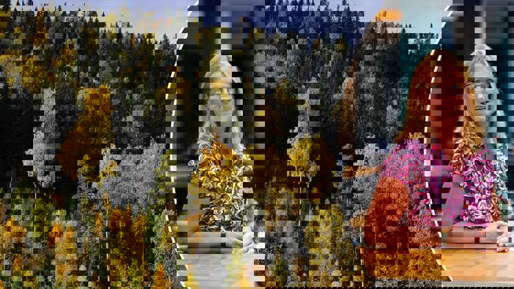 linda eriksson och en höstskog