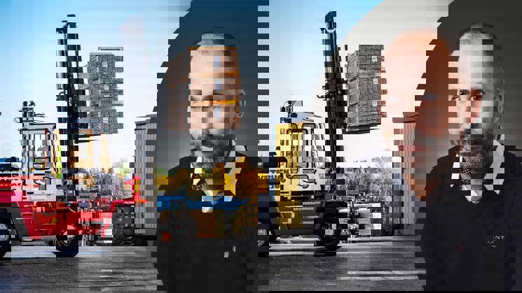 jonas axelsson och truck som lyfter trävaror