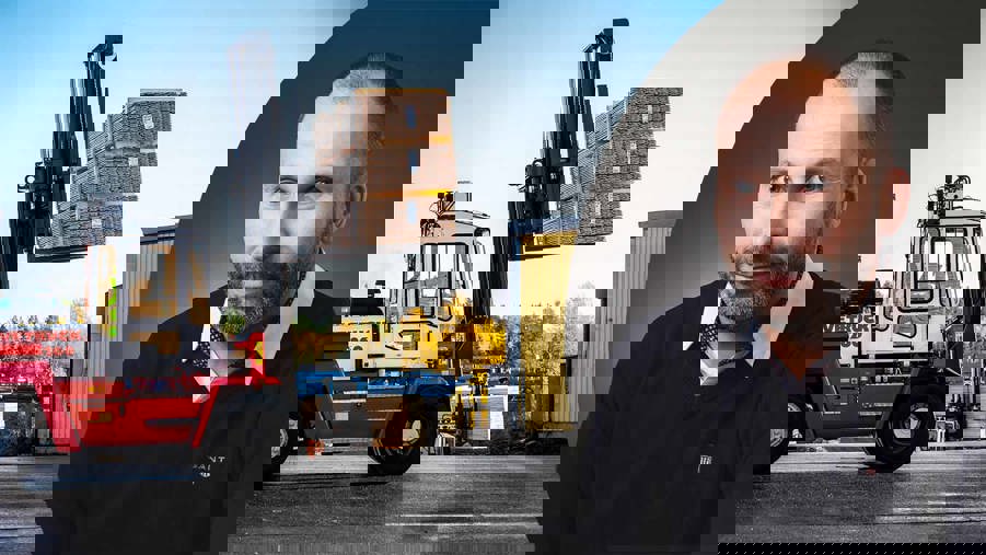 jonas axelsson och truck som lyfter trävaror