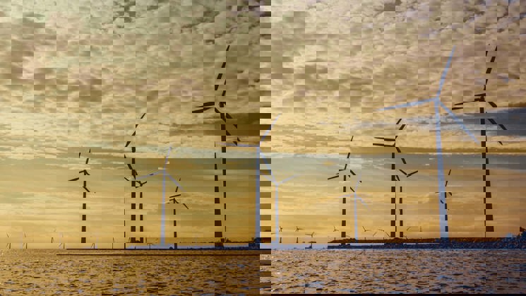 vindkraftverk i solnedgång