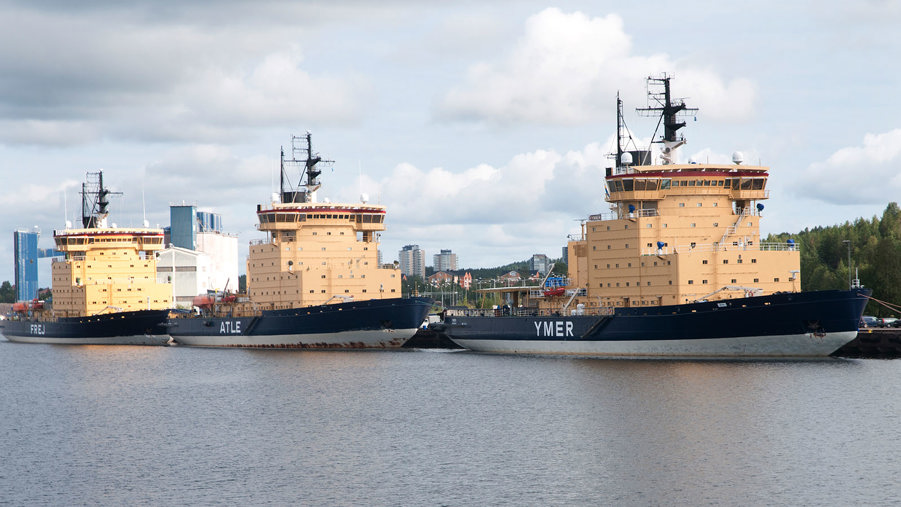 Isbrytarna i Atleklassen ligger till kaj i Luleå
