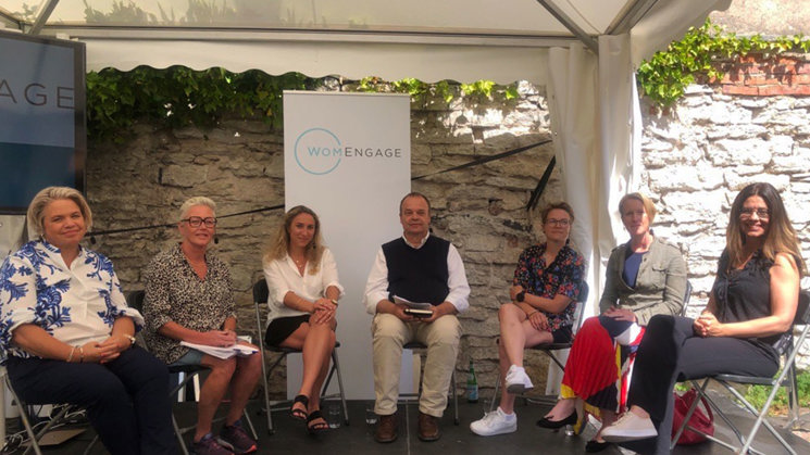 kvinnor på womenage-event i almedalen