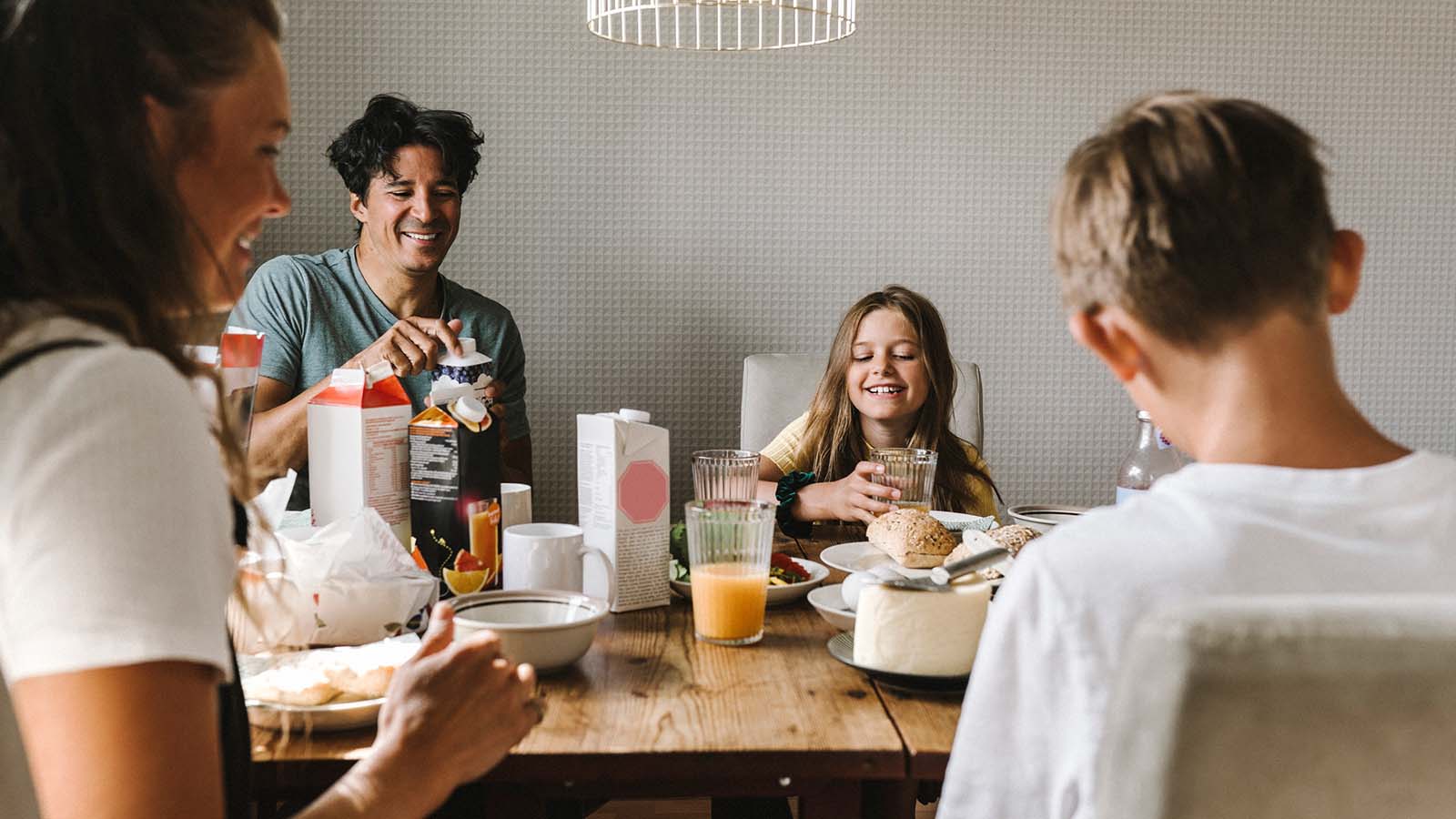 familj äter frukost vid bord
