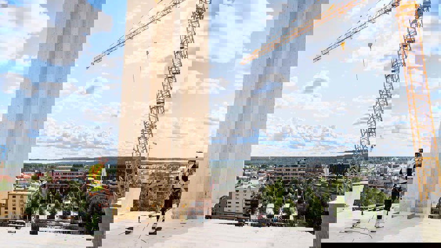 en träbyggnad som byggs