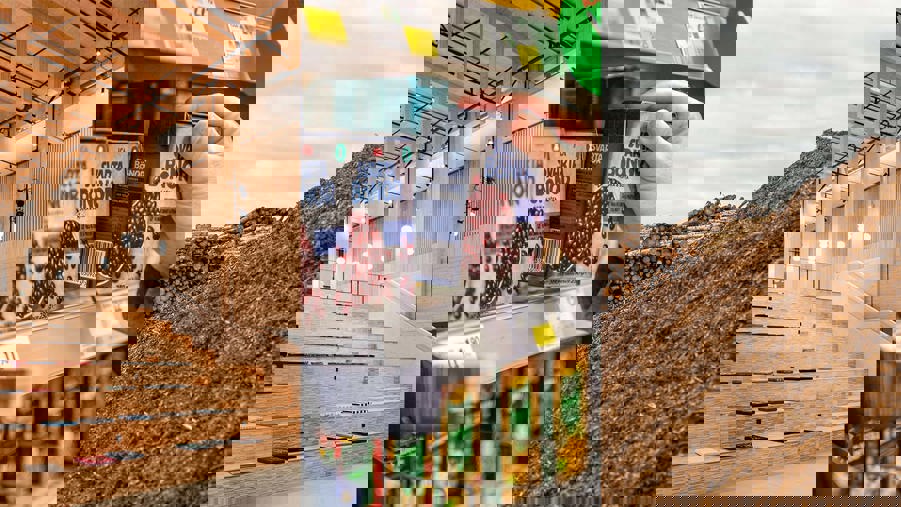 sara kulturhus, matförpackningar i kartong och flis från sågverk