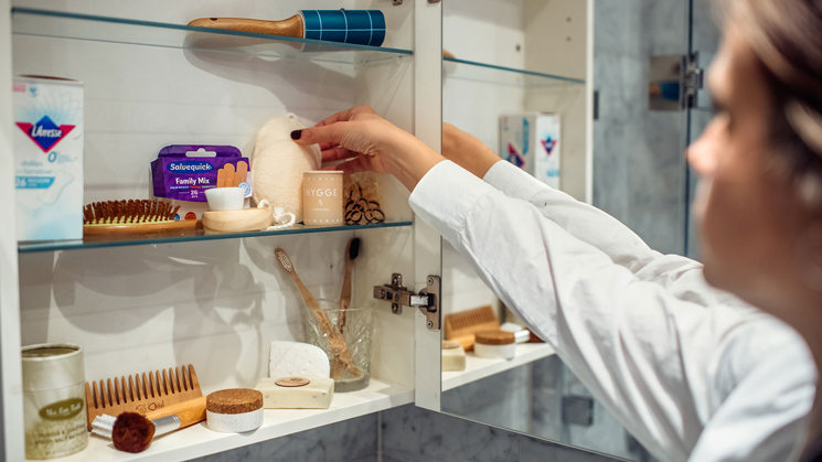 hygienartiklar i badrumsskåp