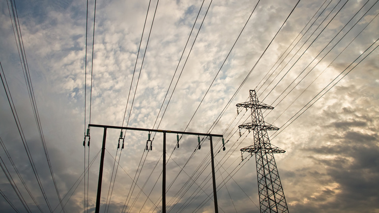 kraftledning med moln i bakgrunden
