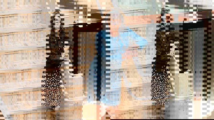 kvinna står i en trätrappa