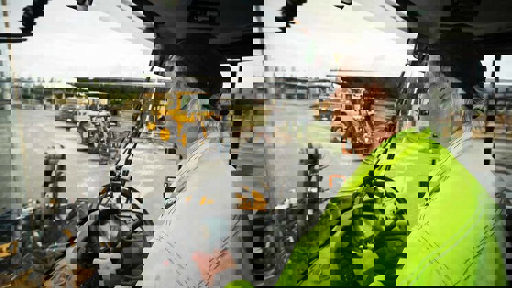 truckförare sitter i en truck