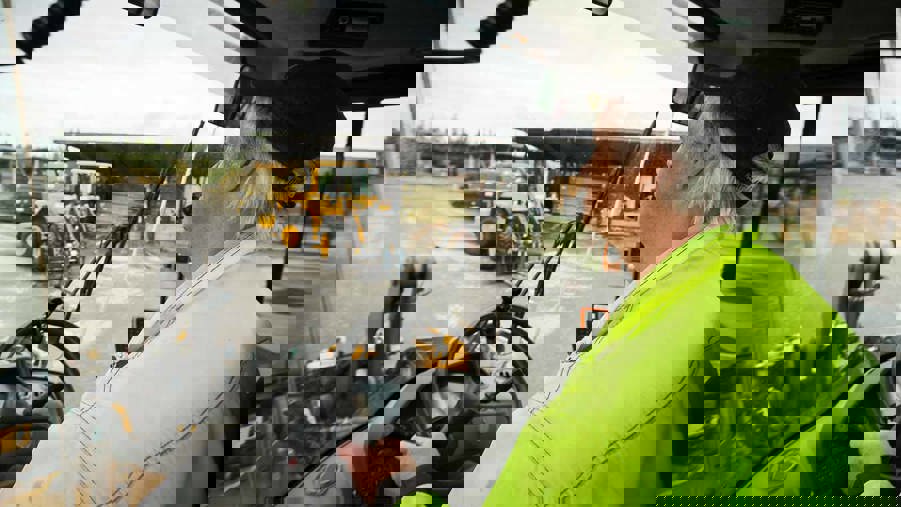 truckförare sitter i en truck